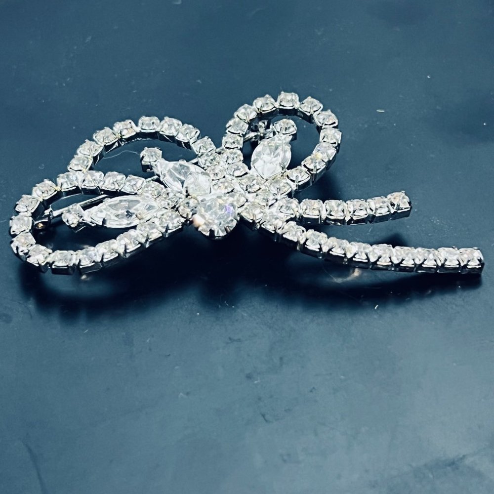 Vintage Silver Tone And Rhinestone Ribbon Brooch - Picture 5 of 5